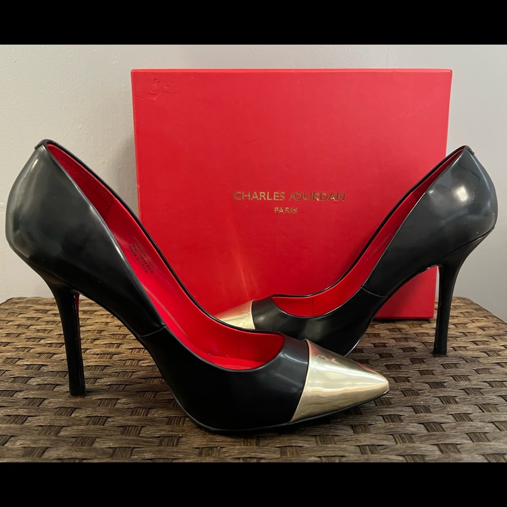 Charles Jourdan Black and gold pump’s